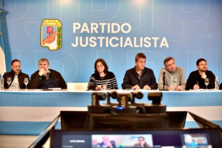 Cumbre de urgencia del PJ y sus aliados: proyectan una gran marcha de respaldo a Cristina Kirchner para el día en que se entregue imagen-12