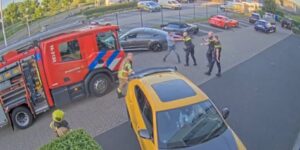 Un incendio amenazaba su concesionaria de autos de lujo, intentó salvarlos, pero la Policía lo detuvo imagen-1