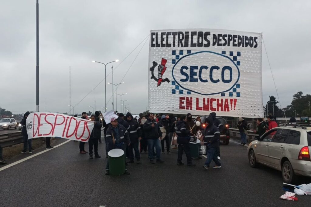 Corte total en el Buen Ayre: trabajadores una empresa de bebidas bloquean el paso por despidos imagen-98