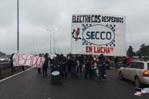 Corte total en el Buen Ayre: trabajadores una empresa de bebidas bloquean el paso por despidos imagen-3