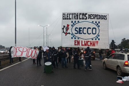 Corte total en el Buen Ayre: trabajadores una empresa de bebidas bloquean el paso por despidos imagen-12
