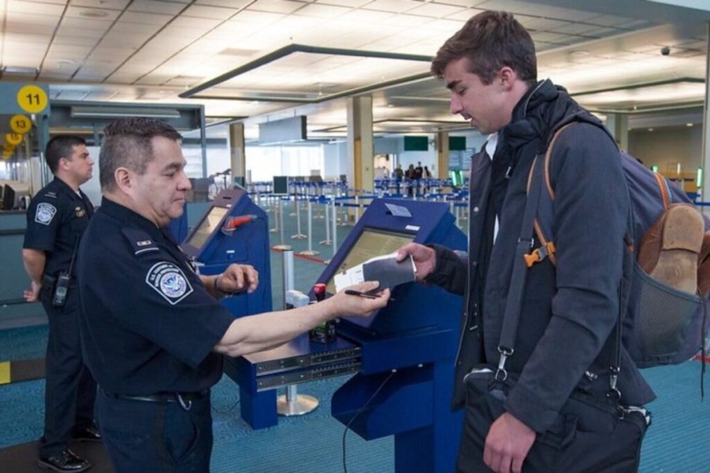 Los documentos que todo migrante debe de tener para regresar a Estados Unidos después de un viaje imagen-4