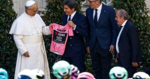 León XIV bendijo al Giro de Italia y recibió la tradicional camiseta rosa del líder imagen-2