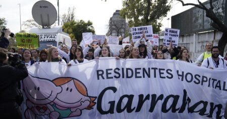 Conflicto en el Garrahan: "Por ahora no tenemos ninguna oferta oficial", dicen los médicos tras el anuncio del Gobierno del aumento a los residentes imagen-8
