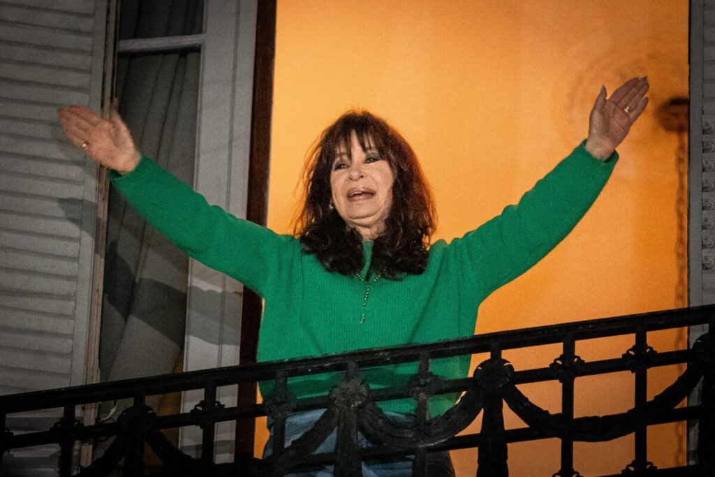 Visitas a Cristina Kirchner: esta es la lista de los pedidos para verla en su prisión domiciliaria imagen-4