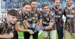 Platense también ganó por penales en la final: reviví el mini torneo que sus hinchas celebraron en el entretiempo ante Huracán imagen-1
