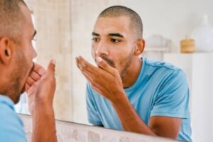 Cómo reducir el mal aliento en la mañana: consejos de odontólogos para afrontar la halitosis imagen-1