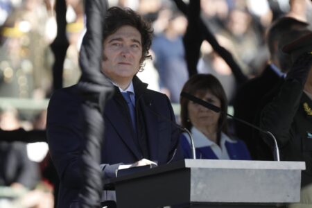 Javier Milei encabezó un acto militar en Palermo y Villarruel fue a Rosario: dijo que era “el mejor lugar para estar” imagen-7