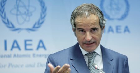 El jefe del organismo nuclear de la ONU aseguró que Irán "tiene el material suficiente para seis a ocho armas nucleares" imagen-18