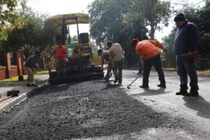 Avanzan las obras de asfalto sobre calle Finlandia en Eldorado imagen-2