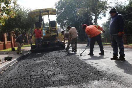 Avanzan las obras de asfalto sobre calle Finlandia en Eldorado imagen-7