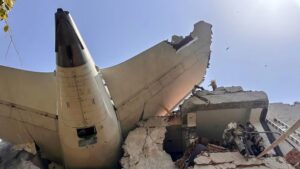 Tragedia aérea en la India: un avión con 242 personas se estrelló en Ahmedabad imagen-2