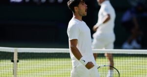 Con elogio incluido y cinco horas de duelo, Carlos Alcaraz le ganó a Fabio Fognini en la primera ronda de Wimbledon imagen-3