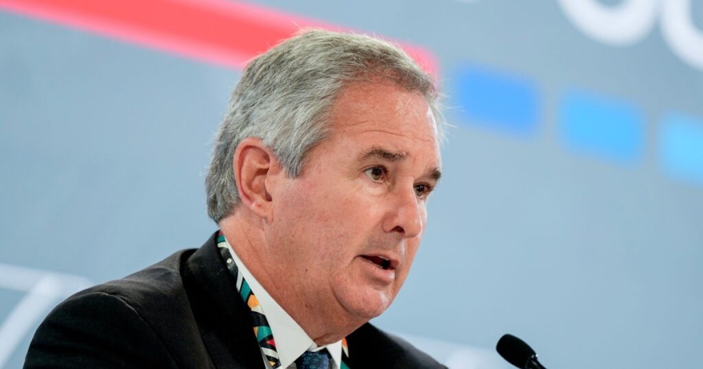El Gobierno anunció que usará los millones de pesos que tomó "de más" para cancelar deuda en dólares imagen-99