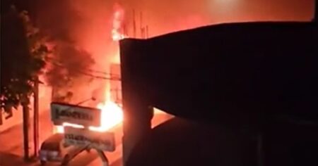 Video: pánico en Lanús por la explosión de un camión lechero frente a un supermercado imagen-19