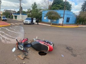 Un motociclista resultó con lesiones tras el choque entre una moto y un auto en Jardín América imagen-2