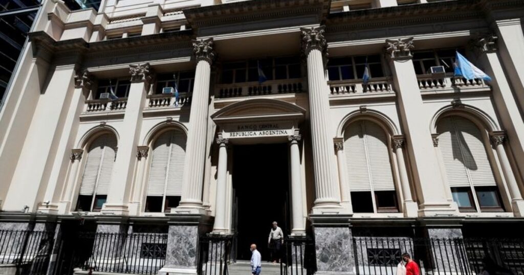 La escasez de reservas, el dique que frena la baja del riesgo país imagen-5