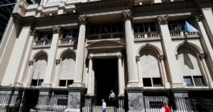 La escasez de reservas, el dique que frena la baja del riesgo país imagen-3