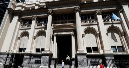 La escasez de reservas, el dique que frena la baja del riesgo país imagen-6