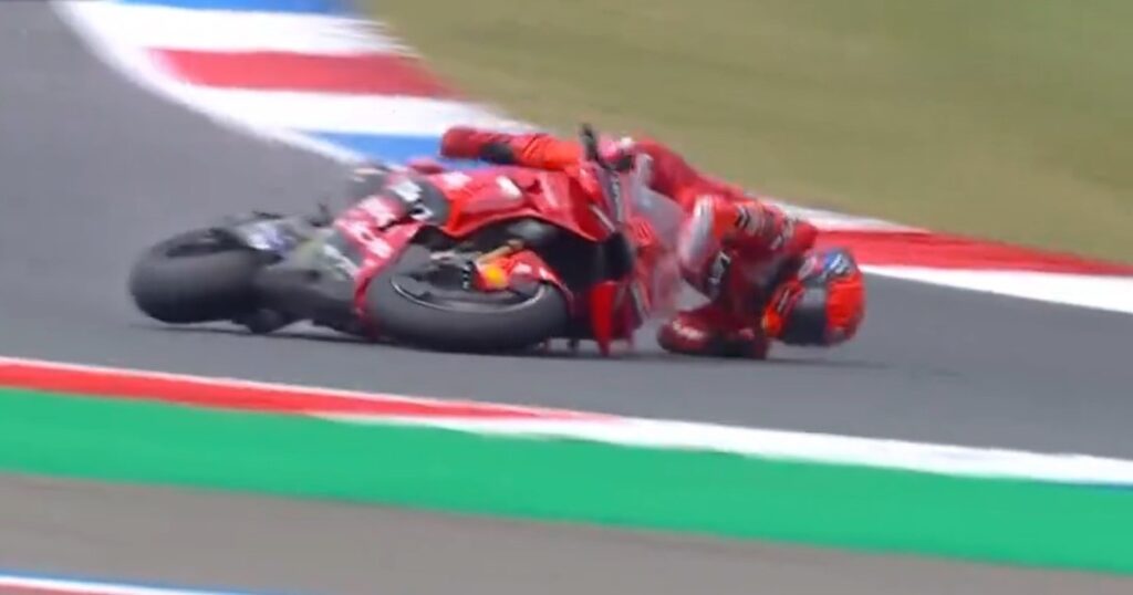 La estremecedora caída de Marc Márquez, el líder del MotoGP: rodó por la leca en el GP de Países Bajos pero marcó el mejor tiempo imagen-5
