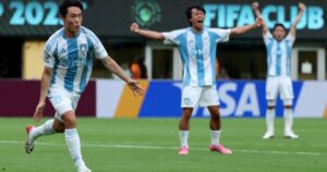 La particular camiseta del Ulsan Hyundai y su gran parecido con la de la Selección Argentina imagen-1