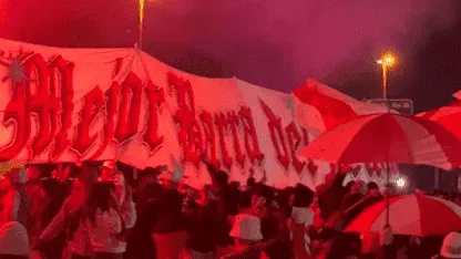 El impresionante banderazo de los hinchas de River para despedir al plantel, rumbo al Mundial de Clubes - TyC Sports imagen-7