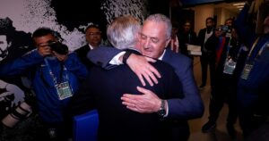 Con intercambio de camisetas incluido: el emotivo abrazo entre Alfaro y Carlo Ancelotti imagen-4
