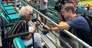 A sus 100 años, una fanática del Fluminense fue a ver a su equipo en silla de ruedas al Mundial de Clubes imagen-1