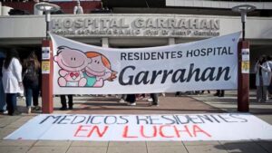 Tras advertencia del Gobierno, los residentes del Hospital Garrahan levantaron el paro imagen-2