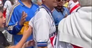 Un hincha de Boca apareció en la entrada de la gente de River al Rose Bowl y hubo reacción: "Sos un provocador" imagen-2