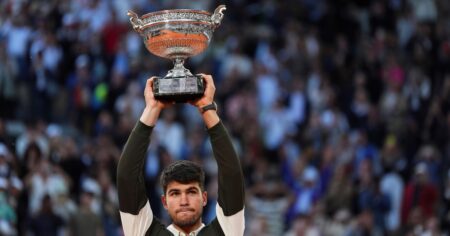 Video: A lo campeón, así levantó Alcaraz tres match points ante Sinner en la final de Roland Garros imagen-15