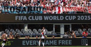 Gallardo, los 10 mil hinchas y "la sede lejana" imagen-2