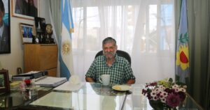 Murió "Chinchu" Gasparini, el intendente que vivió en la calle con siete perros, cuereó nutrias para comer y se hizo viral por vacunarse con una foto de Putin imagen-3
