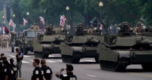 Donald Trump muestra fuerza militar con un imponente desfile mientras miles de personas protestan contra su gobierno imagen-4