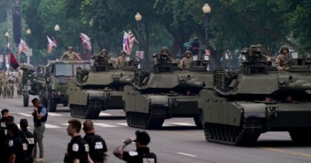 Donald Trump muestra fuerza militar con un imponente desfile mientras miles de personas protestan contra su gobierno imagen-31