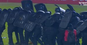 Video: la escandalosa salida de los jugadores de Colón del campo de juego, de a grupos y escoltados por la policía imagen-1