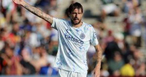 Video: Acerbi, provocado por un hincha de PSG y la dura reacción del italiano imagen-2