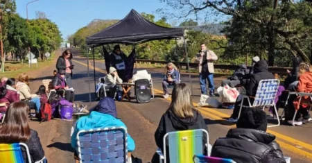 Docentes autoconvocados bloquean la Ruta Nacional 12 en Jardín América imagen-6