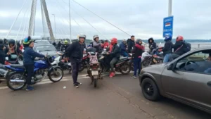 Cortan el tránsito en el puente internacional en protesta por los controles aduaneros imagen-2