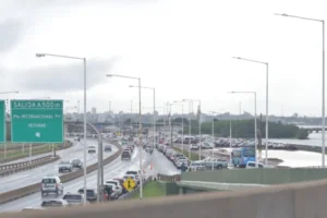 Largas filas en el Puente Posadas-Encarnación en este feriado patrio imagen-2