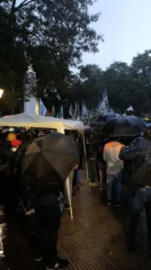 Bajo la lluvia militantes se concentraron en la Plaza 9 de Julio en apoyo a CFK imagen-2
