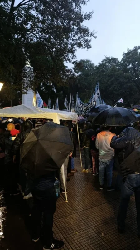 Bajo la lluvia militantes se concentraron en la Plaza 9 de Julio en apoyo a CFK imagen-15