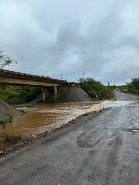 Advierten que el tránsito está cortado en ruta 7 por desborde del Tabay imagen-26