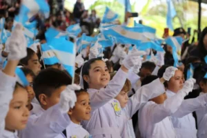 Alumnos de cuarto grado de Posadas y Eldorado juraron lealtad al emblema nacional imagen-1