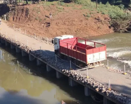 Vialidad dispuso el corte del tránsito sobre el paso provisorio del Arroyo Pindaytí en la ruta provincial N°2 imagen-18