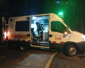 Iguazú: Bomberos rescataron a un hombre en situación de calle que cayó en un barranco imagen-1