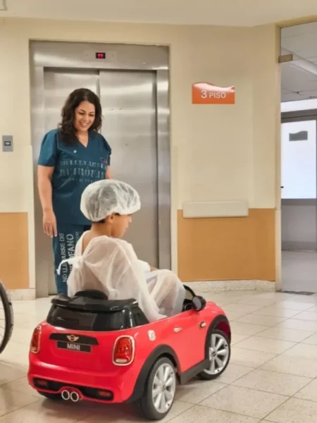 Del volante al quirófano: en el pediátrico transforman el miedo en juego con autos eléctricos para niños imagen-13