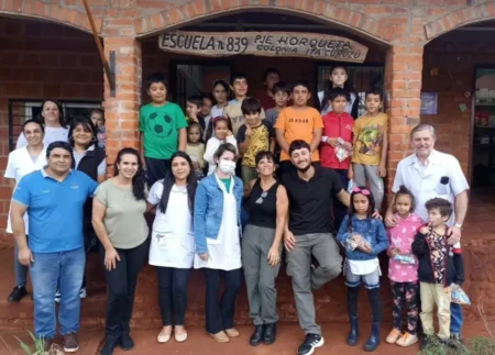 Un grupo de deportistas entregó donaciones a familias de una colonia de Montecarlo imagen-11