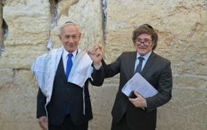 El presidente Milei culminó su visita a Israel con un emotivo rezo en el Muro de los Lamentos imagen-9