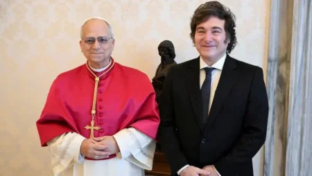 Milei se reunió con el Papa León XIV y confirmó su visita a la Argentina imagen-21